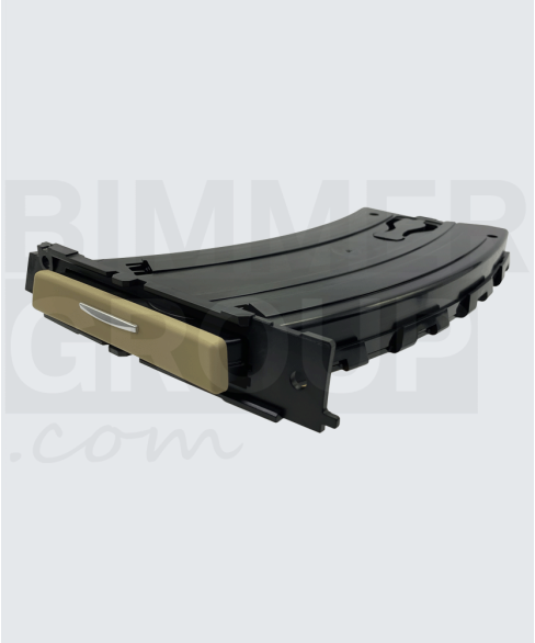 Vairuotojo pusės smėlio spalvos puodelio laikiklis BMW 3 serijai (E90/E91/E92/E93) Vairuotojo pusės smėlio spalvos puodelio laikiklis BMW 3 serijai (E90/E91/E92/E93)